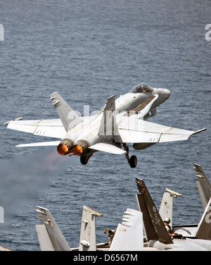 La Marine américaine F/A-18C Hornet décolle de l'envol du porte-avions USS Dwight D. Eisenhower, le 9 avril 201 dans le Nord de la mer d'Oman. Banque D'Images