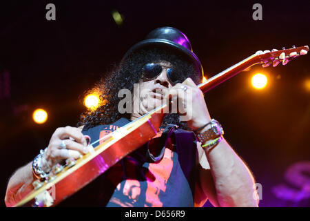 Musicien rock anglo-américaine fonctionne à Slash salle omnisports Max-Schmeling-Halle à Berlin, Allemagne, 12 juin 2012. Le guitariste est actuellement en tournée en Europe. Photo : Matthias Balk Banque D'Images