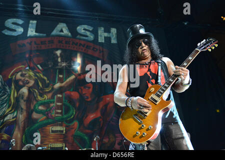 Musicien rock anglo-américaine fonctionne à Slash salle omnisports Max-Schmeling-Halle à Berlin, Allemagne, 12 juin 2012. Le guitariste est actuellement en tournée en Europe. Photo : Matthias Balk Banque D'Images