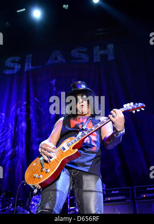 Musicien rock anglo-américaine fonctionne à Slash salle omnisports Max-Schmeling-Halle à Berlin, Allemagne, 12 juin 2012. Le guitariste est actuellement en tournée en Europe. Photo : Matthias Balk Banque D'Images