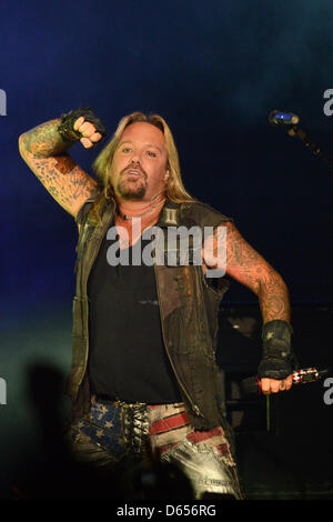 Le leader du groupe de heavy metal Mötley Crüe, Vince Neil, effectue à salle omnisports Max-Schmeling-Halle à Berlin, Allemagne, 12 juin 2012. Mötley Crüe est actuellement en tournée en Europe. Photo : Matthias Balk Banque D'Images