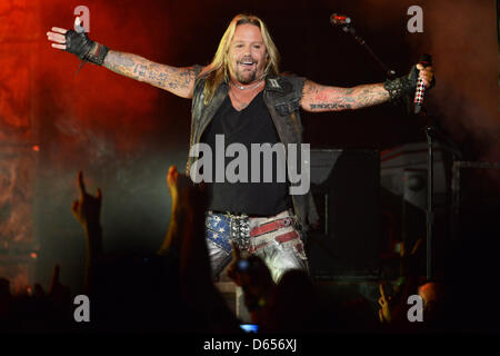 Le leader du groupe de heavy metal Mötley Crüe, Vince Neil, effectue à salle omnisports Max-Schmeling-Halle à Berlin, Allemagne, 12 juin 2012. Mötley Crüe est actuellement en tournée en Europe. Photo : Matthias Balk Banque D'Images