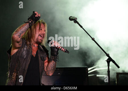 Le leader du groupe de heavy metal Mötley Crüe, Vince Neil, effectue à salle omnisports Max-Schmeling-Halle à Berlin, Allemagne, 12 juin 2012. Mötley Crüe est actuellement en tournée en Europe. Photo : Matthias Balk Banque D'Images