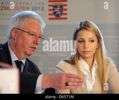 Ministre de la Justice de Hesse Joerg-Uwe Hahn (FDP, L) parle à Yevhenia Timochenko, fille de l'ancien Premier ministre ukrainien Ioulia Timochenko au début de la conférence des ministres de la justice à Wiesbaden, Allemagne, 13 juin 2012. Les ministres fédéraux et d'état de la Justice portera sur le sort de Ioulia Timochenko à leur conférence de printemps, entre autres choses. Un reso Banque D'Images