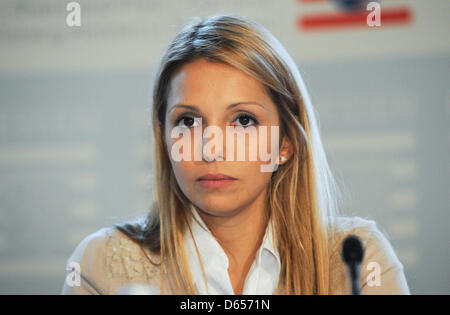 Yevhenia Timochenko, fille de l'ancien Premier ministre ukrainien Ioulia Timochenko regarde autour de lui au début de la conférence des ministres de la justice à Wiesbaden, Allemagne, 13 juin 2012. Les ministres fédéraux et d'état de la Justice portera sur le sort de Ioulia Timochenko à leur conférence de printemps, entre autres choses. Une résolution exigeant le respect de l'Con Banque D'Images