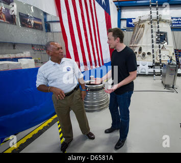 L'administrateur de la NASA Charles Bolden, gauche, et SpaceX PDG et Chef Designer, Elon Musk Voir la capsule Dragon historique, droite, qui est revenu sur Terre le 31 mai suite à la première mission réussie par une entreprise privée pour transporter les fournitures à la Station spatiale internationale le mercredi 13 juin 2012 à l'usine de SpaceX McGregor, Texas. Bolden et Musc a également remercié le plus e Banque D'Images