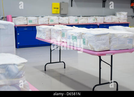 Certains des 1 367 livres de fret le SpaceX Dragon spacecraft est revenu sur Terre à partir de la station spatiale sont vus dans une chambre propre à l'installation de développement de fusées SpaceX, mercredi 13 juin, 2012 dans McGregor, au Texas. L'administrateur de la NASA Charles Bolden et SpaceX PDG et Chef Designer Elon Musk étaient sur le site pour voir la capsule Dragon historique et à remercier les plus de 150 S Banque D'Images