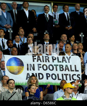 Deux délégués allemands au Parlement européen, Rebecca Harms et Werner Schulz, maintenez une bannière de lire "Fair-play dans le football et la politique" dans le VIP-zone de la tribune pendant l'UEFA EURO 2012 groupe B match de foot Pays-bas contre l'Allemagne au stade Metalist Kharkiv, en Ukraine, le 13 juin 2012. Photo : Thomas Eisenhuth dpa (veuillez vous reporter aux chapitres 7 et 8 de l'http://dpaq.de/Ziov Banque D'Images