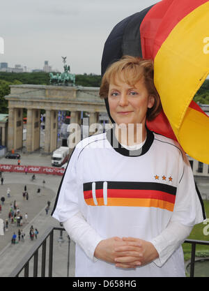 Une figure de cire de la chancelière allemande Angela Merkel en allemand de l'équipe de soccer jersey est représenté à l'extérieur de Madame Tussauds en face de la porte de Brandebourg à Berlin, Allemagne, 14 juin 2012. La Merkel figure fera partie de l'exposition pour le moment de l'UEFA Euro 2012. Photo : JENS KALAENE Banque D'Images