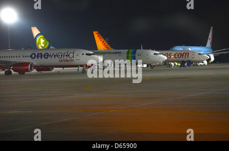 La location d'aéronefs sur l'aérodrome d'attente de l'aéroport de Kharkiv après l'UEFA EURO 2012 groupe B match de foot Pays-bas contre l'Allemagne au stade Metalist Kharkiv, en Ukraine, le 14 juin 2012. Photo : Marcus Brandt dpa Banque D'Images