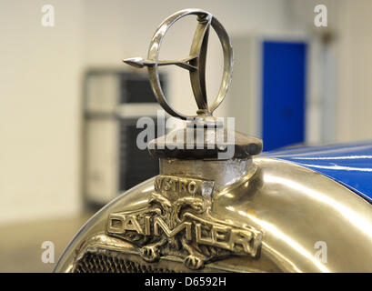 La mascotte du radiateur d'un SMA Austro Daimler JE Phaeton est représentée dans un entrepôt dans la région de Kallenberg, près de Stuttgart, Allemagne, 14 juin 2012. Photo : Jan-Philipp Strobel Banque D'Images