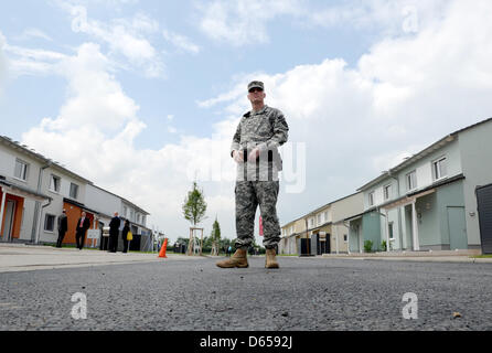 Un policier militaire américain se trouve dans une route du nouveau housinf développement de l'Armée américaine à l'aérodrome à Wiesbaden-Erbenheim, Allemagne, 14 juin 2012. Le transfert du quartier général de Heidelberg à Wiesbaden devrait être terminée en 2015. Le nouveau quartier général est appelé 'le général John Shalikashvili de commandement de mission Centre'. Photo : ARNE DEDERT Banque D'Images