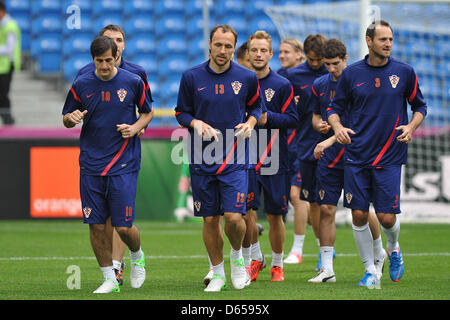 Les joueurs de soccer national croate Nikola Kalinic (FRONTROW L-R), Gordon Schildenfeld et Josip Simunic prendre part à une séance de formation au stade Miejski dans Poznan, Allemagne, 13 juin 2012. Photo : Revierfoto Banque D'Images