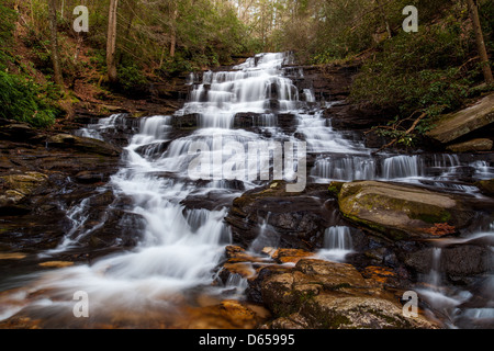 Il s'agit d'une image de chutes de minnehaha dans rabun County, en Géorgie. Les chutes sont sur la branche tombe entre sa source à Stony Mountain et où il se jette dans le lac rabun. Ils sont à environ 100 m de hauteur, et sans doute la plus belle cascade de la Géorgie du nord. Il est facilement accessible de Bear Lake rabun gap road près de la ville de lakemont. Banque D'Images