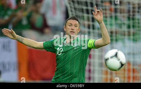 L'Irlande Robbie Keane yeux la balle pendant l'UEFA EURO 2012 groupe C match de football l'Espagne contre la République d'Irlande à Arena Gdansk à Gdansk, Pologne, 14 juin 2012. Photo : Andreas Gebert dpa (veuillez vous reporter aux chapitres 7 et 8 de l'http://dpaq.de/Ziovh de l'UEFA Euro 2012 Termes & Conditions)  + + +(c) afp - Bildfunk + + + Banque D'Images