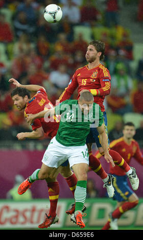 L'Espagne Xabi Alonso (R) et Sergio Ramos rivalisent pour la balle avec l'Irlande au cours de l'Jon Walters UEFA EURO 2012 groupe C match de football l'Espagne contre la République d'Irlande à Arena Gdansk à Gdansk, Pologne, 14 juin 2012. Photo : Andreas Gebert dpa (veuillez vous reporter aux chapitres 7 et 8 de l'http://dpaq.de/Ziovh de l'UEFA Euro 2012 Termes & Conditions)  + + +(c) afp - Bildfunk + + + Banque D'Images