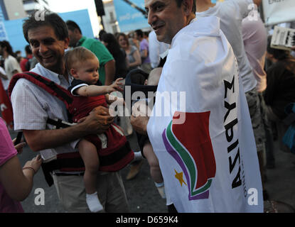 Les partisans du parti grec SYRIZA assister à un événement de la campagne électorale sur la place Omonia à Athènes, Grèce, le 14 juin 2012. Les élections en Grèce aura lieu le 17 juin 2012. Photo : Emily Wabitsch Banque D'Images