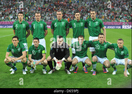 À partir de l'Irlande avec line-up (rangée arrière) Sean St. Ledger, Glenn Whelan, Richard Dunne, Stephen Ward, John O'Shea, (première rangée) Keith Andrews, Robert Keane, gardien Shay, Aiden McGeady donné, Simon Cox et Damien Duff avant l'UEFA EURO 2012 groupe C match de football l'Espagne contre la République d'Irlande à Arena Gdansk à Gdansk, Pologne, 14 juin 2012. Photo : Andreas Gebert dpa (veuillez Banque D'Images