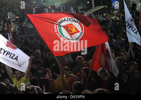 Les partisans du parti grec SYRIZA assister à un événement de la campagne électorale sur la place Omonia à Athènes, Grèce, le 14 juin 2012. Les élections en Grèce aura lieu le 17 juin 2012. Photo : Emily Wabitsch Banque D'Images