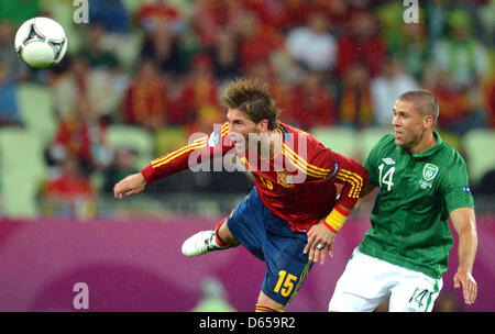 Sergio Ramos de l'Espagne (L) et l'Irlande's Jon Walters rivalisent pour la balle pendant l'UEFA EURO 2012 groupe C match de football l'Espagne contre la République d'Irlande à Arena Gdansk à Gdansk, Pologne, 14 juin 2012. Photo : Andreas Gebert dpa (veuillez vous reporter aux chapitres 7 et 8 de l'http://dpaq.de/Ziovh de l'UEFA Euro 2012 Termes & Conditions)  + + +(c) afp - Bildfunk + + + Banque D'Images