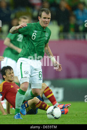 Ireland's Glenn Whelan s'exécute avec la balle pendant l'UEFA EURO 2012 groupe C match de football l'Espagne contre la République d'Irlande à Arena Gdansk à Gdansk, Pologne, 14 juin 2012. Photo : Andreas Gebert dpa (veuillez vous reporter aux chapitres 7 et 8 de l'http://dpaq.de/Ziovh de l'UEFA Euro 2012 Termes & Conditions) Banque D'Images