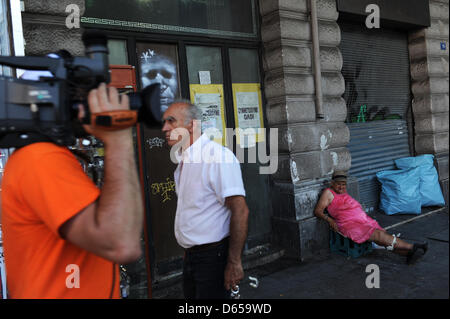 Une caméra homme films une campagne électorale de SYRIZA, événement à la place Omonia à Athènes, Grèce, le 14 juin 2012. Les élections en Grèce aura lieu le 17 juin 2012. Photo : Emily Wabitsch Banque D'Images
