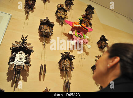 Un mur plein d'horloges coockoo est représenté dans le musée d'état de Bade à Karlsruhe, Allemagne, 15 juin 2012. Ils font partie de l'exposition 'Baden ! 900 ans...". La couronne a été commandé en 1808 mais seulement rempli pour le Comte's Funeral en 1811. L'exposition est à voir entre le 16 juin et 11 novembre 2012. Le musée présente environ 400 pièces qui illustrent l'histoire du comté. Pho Banque D'Images