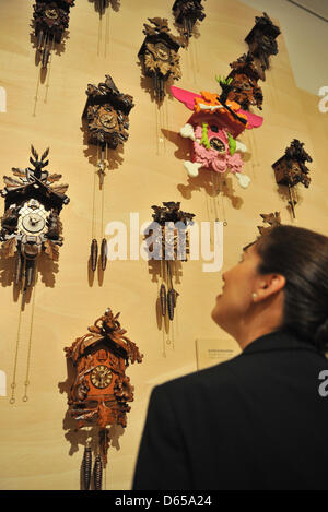 Un mur plein d'horloges coockoo est représenté dans le musée d'état de Bade à Karlsruhe, Allemagne, 15 juin 2012. Ils font partie de l'exposition 'Baden ! 900 ans...". La couronne a été commandé en 1808 mais seulement rempli pour le Comte's Funeral en 1811. L'exposition est à voir entre le 16 juin et 11 novembre 2012. Le musée présente environ 400 pièces qui illustrent l'histoire du comté. Pho Banque D'Images