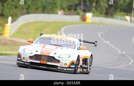 La catégorie LM GTE Pro Astin Martin Vantage V8 d'Aston Martin Racing avec les pilotes Stefan MueCKE, Darren Turner et Adrian Fernandez en action au cours de la qualification pour les 80ème 24 Heures du Mans sur le circuit de la Sarthe au Mans, France 14 juin 2012. Photo : Florian Schuh dpa Banque D'Images