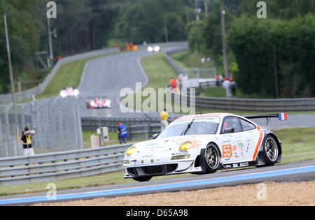 La catégorie LM GTE Am Porsche 911 RSR (997) de JWA-Avila avec les pilotes Paul Daniels, Markus Palttala et Joel Camathias en action au cours de la qualification pour les 80ème 24 Heures du Mans sur le circuit de la Sarthe au Mans, France 14 juin 2012. Photo : Florian Schuh dpa Banque D'Images