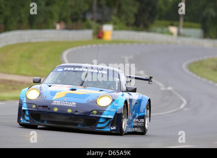 La catégorie LM GTE Am 911 RSE (997) de Team Felbermayr-Proton Christian Ried, Gianluca Roda et Paolo Ruberti en action au cours de la qualification pour les 80ème 24 Heures du Mans sur le circuit de la Sarthe au Mans, France 14 juin 2012. Photo : Florian Schuh dpa Banque D'Images