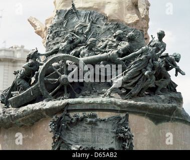 L'Espagne. L'Aragon. Saragosse. Monument au Siège de Saragosse par Agustin Querol (1860-1909). groupe de femmes faites glisser un canon. Le bronze. Banque D'Images