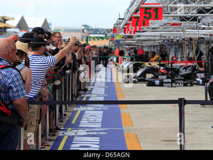 Les gens sont en visite dans la voie des stands à la course journée libre à la 80e 24 Heures du Mans sur le circuit de la Sarthe au Mans, France, 15 juin 2012. Photo : Florian Schuh dpa Banque D'Images