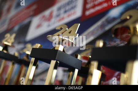 Les trophées sont en attente pour les gagnants à la course journée libre à la 80e 24 Heures du Mans sur le circuit de la Sarthe au Mans, France, 15 juin 2012. Photo : Florian Schuh dpa Banque D'Images