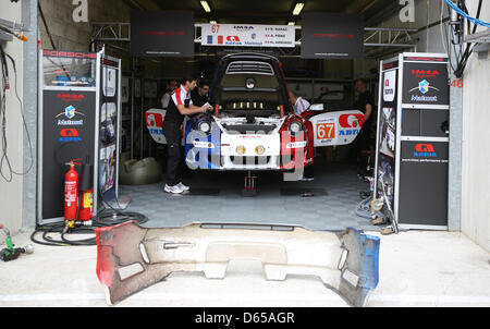 Travaillant à la mécanique sont la catégorie LM GTE Am Porsche 911 RSR (997) d'IMSA Performance Matmut au jour de la course à la 80e 24 Heures du Mans sur le circuit de la Sarthe au Mans, France, 15 juin 2012. Photo : Florian Schuh dpa Banque D'Images