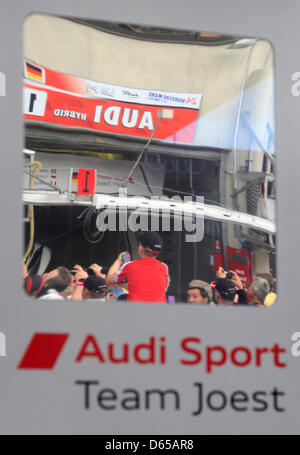 Les gens sont en visite dans la voie des stands à la course journée libre à la 80e 24 Heures du Mans sur le circuit de la Sarthe au Mans, France, 15 juin 2012. Photo : Florian Schuh dpa Banque D'Images