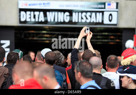 Les gens sont en visite dans la voie des stands à la course journée libre à la 80e 24 Heures du Mans sur le circuit de la Sarthe au Mans, France, 15 juin 2012. Photo : Florian Schuh dpa Banque D'Images