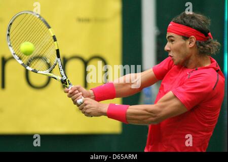 Rafael Nadal l'Espagne joue contre l'Allemagne à l'Commentaires Tournoi de Tennis ATP à Halle (Westphalie), Allemagne, 15 juin 2012. Photo : OLIVER KRATO Banque D'Images