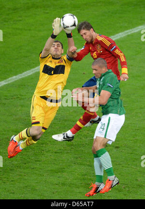 Gardien de l'Espagne Iker Casillas et Sergio Ramos rivalisent pour la balle avec l'Irlande au cours de l'Jon Walters UEFA EURO 2012 groupe C match de football l'Espagne contre la République d'Irlande à Arena Gdansk à Gdansk, Pologne, 14 juin 2012. Photo : Marcus Brandt dpa (veuillez vous reporter aux chapitres 7 et 8 de l'http://dpaq.de/Ziovh de l'UEFA Euro 2012 Termes & Conditions) Banque D'Images