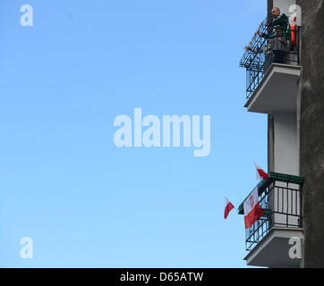 Drapeaux polonais décorer un balcon à Gdansk, Pologne, 15 juin 2012. L'EURO 2012 se déroule du 08 juin au 01 juillet et se déroule en Pologne et l'Ukraine. Photo : Marcus Brandt dpa  + + +(c) afp - Bildfunk + + + Banque D'Images