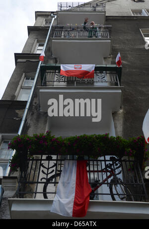 Drapeaux polonais décorer un balcon à Gdansk, Pologne, 15 juin 2012. L'EURO 2012 se déroule du 08 juin au 01 juillet et se déroule en Pologne et l'Ukraine. Photo : Marcus Brandt dpa  + + +(c) afp - Bildfunk + + + Banque D'Images