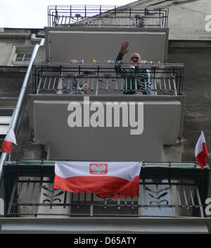 Drapeaux polonais décorer un balcon à Gdansk, Pologne, 15 juin 2012. L'EURO 2012 se déroule du 08 juin au 01 juillet et se déroule en Pologne et l'Ukraine. Photo : Marcus Brandt dpa Banque D'Images