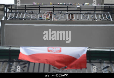 Drapeaux polonais décorer un balcon à Gdansk, Pologne, 15 juin 2012. L'EURO 2012 se déroule du 08 juin au 01 juillet et se déroule en Pologne et l'Ukraine. Photo : Marcus Brandt dpa Banque D'Images