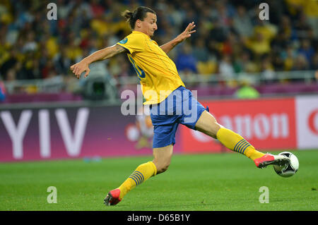 Le Suédois Zlatan Ibrahimovic en action pendant l'UEFA EURO 2012 GROUPE D match de foot Suède contre l'Angleterre au NSC Olimpiyskiy Stade Olympique de Kiev, Kiev, Ukraine, le 15 juin 2012. Photo : Thomas Eisenhuth dpa (veuillez vous reporter aux chapitres 7 et 8 de l'http://dpaq.de/Ziovh de l'UEFA Euro 2012 Termes & Conditions) Banque D'Images