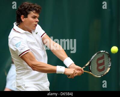 Pro du tennis canadien Milos Raonic en action lors du match contre le joueur suisse Roger Federer au cours de l'ATP-tournoi à Halle, Allemagne, 15 juin 2012. Photo : Oliver Krato Banque D'Images