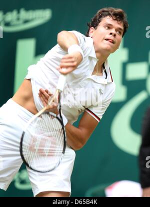 Pro du tennis canadien Milos Raonic en action lors du match contre le joueur suisse Roger Federer au cours de l'ATP-tournoi à Halle, Allemagne, 15 juin 2012. Photo : Oliver Krato Banque D'Images