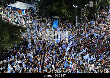 Assister à un événement électoral des partisans du parti grec 'Nea Dimokratia (ND) à la place Syntagma devant le parlement grec à Athènes, Grèce, le 15 juin 2012. Les élections générales ont lieu en Grèce le 17 juin 2012. Photo : Emily Wabitsch Banque D'Images