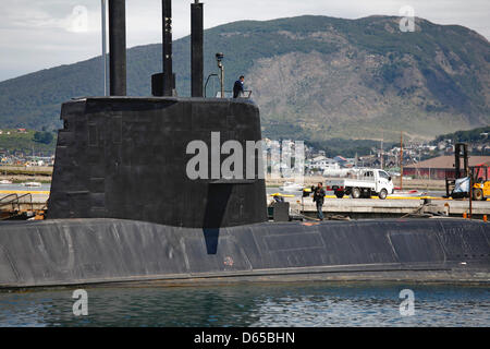 (Afp) - Un fichier photo datée du 29 novembre 2008 montre un sous-marin dans le port d'Ushuaia au groupe de l'île de Tierra del Fuego, Argentine. Ushuaia est la ville la plus au sud du monde et Argentins appellent parfois il fin del mundo (fin du monde). Photo : Jan Woitas Banque D'Images