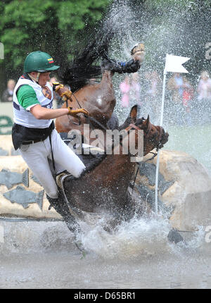 Cross country rider lituanienne Aistis Vitkauskas tombe de son cheval Galopper pendant l'Eventing Championships à Luhmuehlen, Allemagne, 16 juin 2012. Photo : Jochen Luebke Banque D'Images