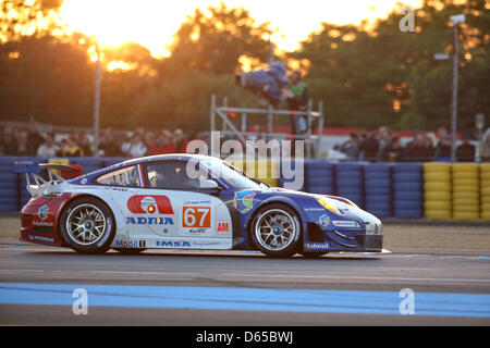 La catégorie LM GTE Am Porsche 911 RSR (997) d'IMSA Performance Matmut avec les pilotes Anthony Pons, Raymond Narac et Nicolas Armindo en action au cours de la 80e 24 Heures du Mans sur le circuit de la Sarthe au Mans, France 16 juin 2012. Photo : Florian Schuh dpa Banque D'Images